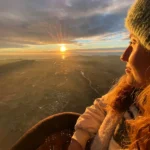 chica volando globus emporda