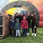 familia delante cesta globo aerostatico