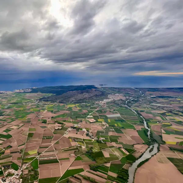 paisaje desde el aire en globos emporda