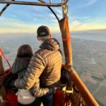 pareja de espaldas volando