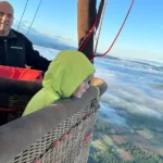 peque mirando abajo globo