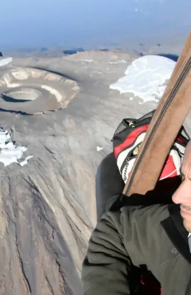 joan volando encima del kilimanjaro en globo